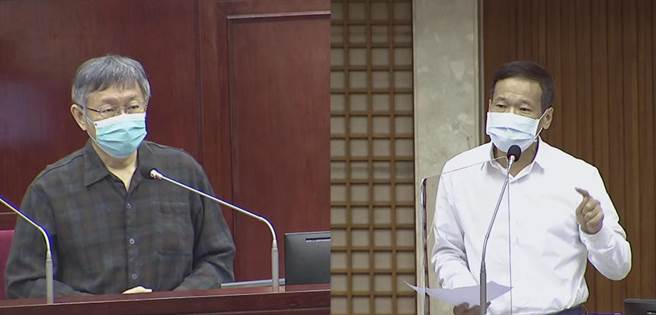 北市议员锺小平（右）8日质询台北市长柯文哲（左）。（摘自北市议会直播／张颖齐台北传真）