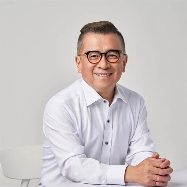 「辣个男人」刘耀仁现年53岁，外型成熟，连任5届中正万华第五选区议员，在地耕耘深厚。（摘自刘耀仁脸书／张颖齐台北传真）