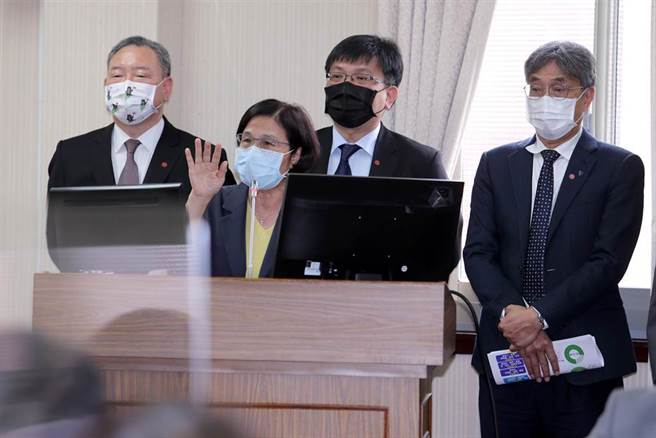 立法院外交及国防委员会8日邀请外交部、经济部、行政院经贸谈判办公室、农委会等单位，提出对加入CPTPP的产业衝击评估报告，外交部次长俞大㵢（左起）、行政院经贸谈判办公室副总谈判代表杨珍妮、经济部次长曾文生、农委会副主委陈骏季备询。（黄世麒摄）

