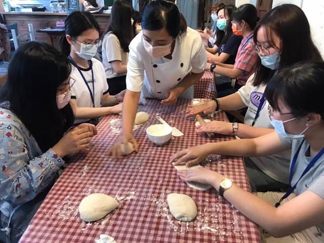 「青年職涯品牌行銷研習營」讓學員實際進入機器人自造基地、黑沃咖啡、日祥生機參訪體驗。（台中市府提供／盧金足台中傳真）