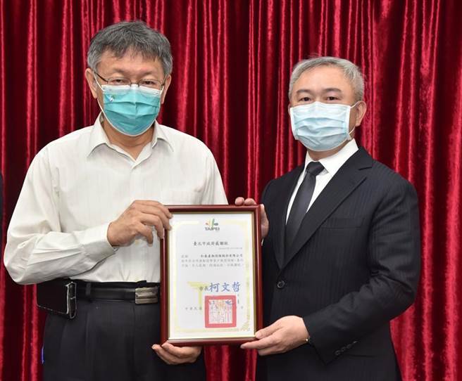 （台北市長柯文哲(左)頒發感謝狀，和泰產險個人保險處副總經理暨發言人顏思齊(右)代表領獎。圖／和泰產險提供）