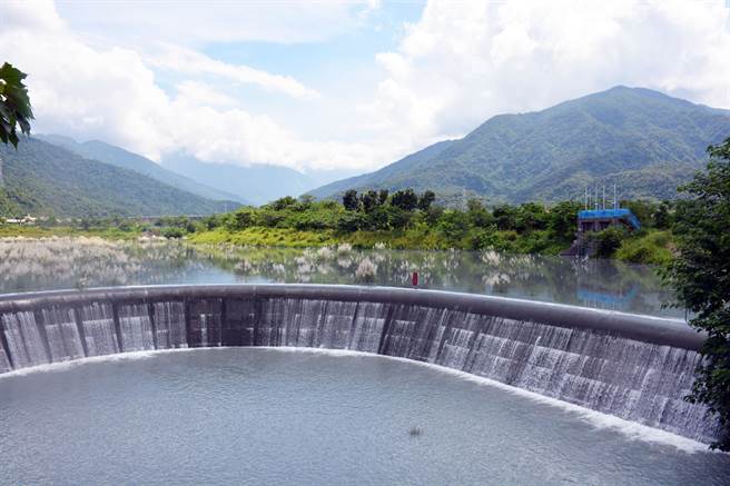 屏东地下水源丰沛，导致自来水普及率始终低迷，但今年已正式突破6成。图为大潮州人工湖。（林和生摄）