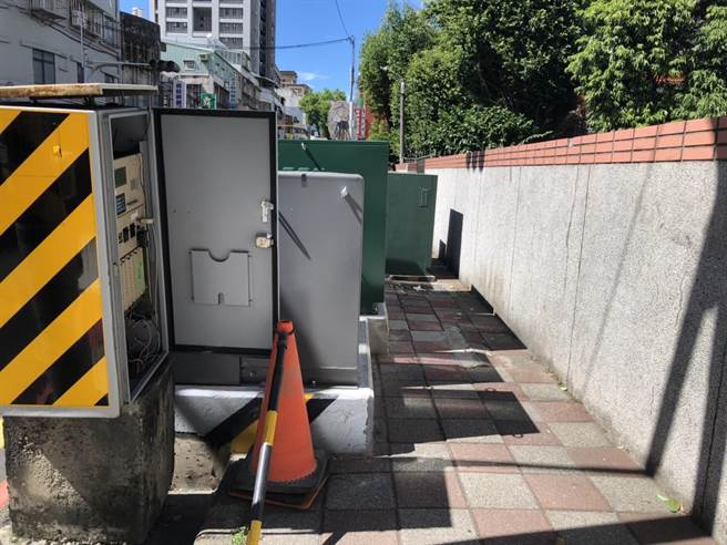 蘆洲空中大學外人行道長年矗立燈桿、變電箱，行人寸步難行，引發民怨（李翁月娥議員服務處提供／戴上容新北傳真）