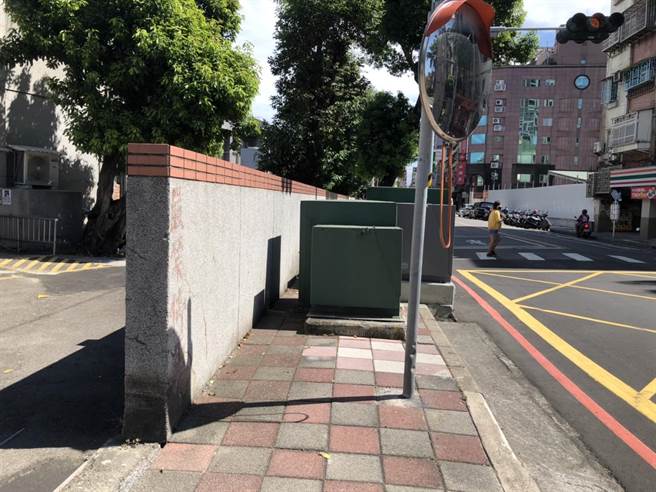 蘆洲空中大學外人行道長年矗立燈桿、變電箱，行人寸步難行，引發民怨（李翁月娥議員服務處提供／戴上容新北傳真）