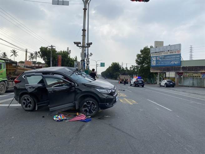 自小客遭砂石車攔腰撞擊卡安全島，警正釐清事故原因。(警方提供)