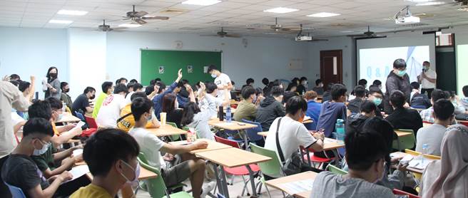 烨联钢铁日前到义守大学举行「就业保证班」说明会，吸引许多学生参加。（义守大学提供／林瑞益高雄传真）