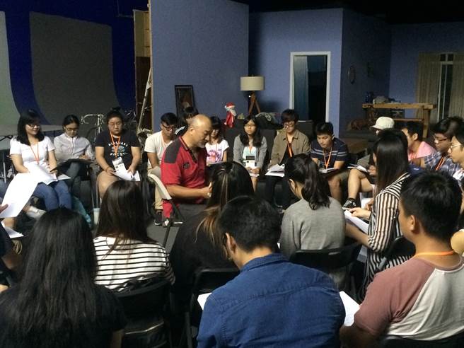 參與中影培育中心暑期營隊的學員，初期會共讀劇本，作為熟悉課程的第一步。（圖／中影培育中心）