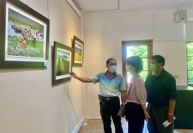 攝影家簡慶南（左），親自導覽解說。（廖志晃攝）