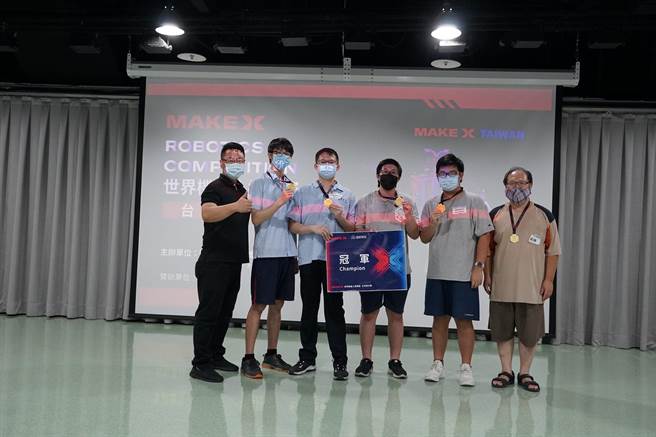 板橋高中勇奪「2021 MAKEX世界機器人挑戰賽臺灣積分賽」年度總積分第一、二名。（板橋高中提供）