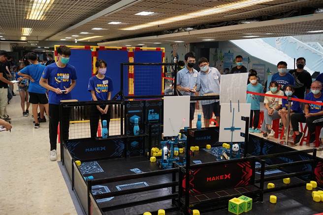 板橋高中勇奪「2021 MAKEX世界機器人挑戰賽臺灣積分賽」年度總積分第一、二名。（板橋高中提供）