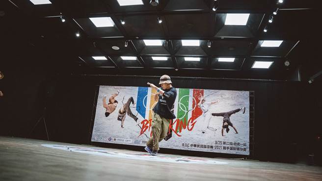 霹雳舞比赛着重舞者的临场反应，必须随着DJ 播放的歌曲发挥舞蹈创意。（摄影／黄星耀）