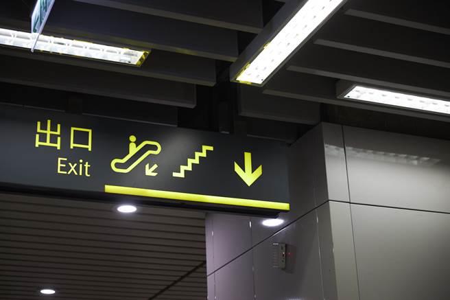 考量色盲族群對明度高低較為敏感，大多數的公共場域指標會以黑色燈箱搭配黃色及白色標示來呈現。（攝影／張晋瑞）