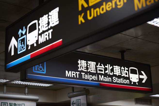 考量色盲族群對明度高低較為敏感，大多數的公共場域指標會以黑色燈箱搭配黃色及白色標示來呈現。（攝影／張晋瑞） (2)