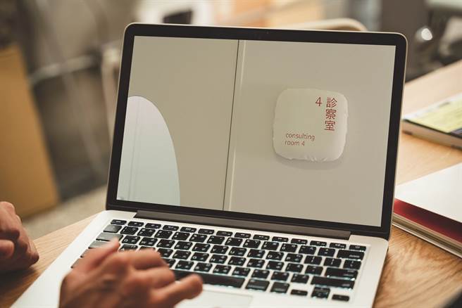 「梅田醫院」的指標運用柔和的圓體字型，為空間注入可愛的因子，降低醫院環境給人緊張與不安的情緒。（攝影／張晋瑞）