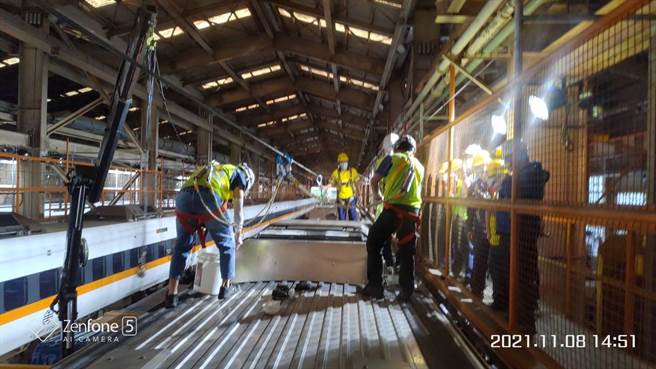 台铁EMU900空调机排水孔阻塞发生漏水(台铁提供)