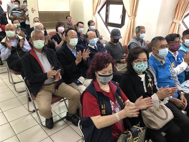 黨員同志出席觀禮，歡迎主委吳興邦帶頭打拚。（李金生攝）