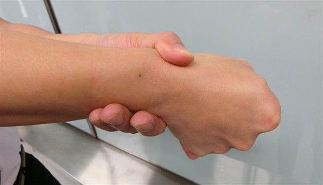 (媽媽手的症狀發作時，也可以做加壓的動作。圖片來源：康健雜誌提供)