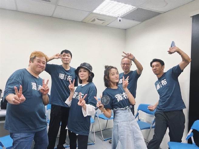 《瀑布》主創團隊南下謝票。（華映提供）