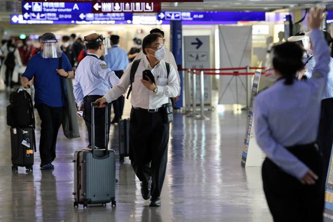 指揮中心將春節返台防疫措施改為「10+4」，讓民眾可在後4天的居家檢疫返家隔離。圖為桃園機場入境旅客。(圖/陳麒全攝)