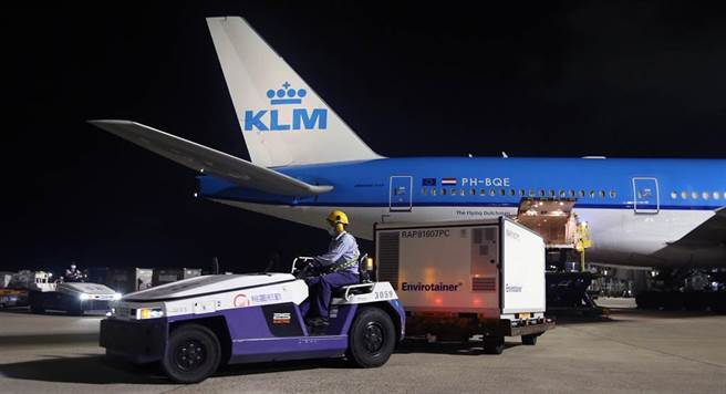 台湾自购的第13批59.4万剂AZ疫苗6日晚间运抵桃园机场，效期只到11月30日，引发外界质疑。（范扬光摄）