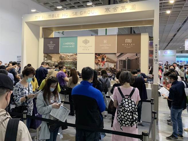 台北国际旅展ITF，寒舍集团摊位I 101涌进大批人潮抢购超值餐券与住宿券。（主办单位提供）