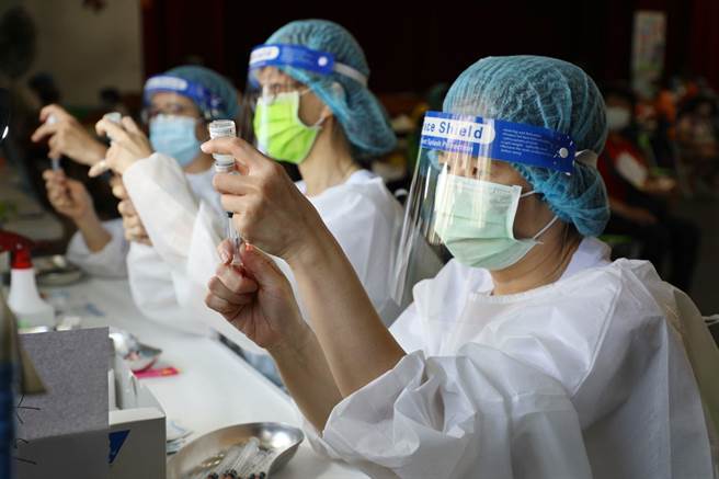 嘉義縣各衛生所即日起至12日止開放BNT及AZ開放免平台預約接種服務，凡尚未接種第1劑新冠疫苗者及接種BNT第1劑滿4週或AZ間隔滿8週者，皆可電洽各衛生所預約。（嘉義縣政府提供∕呂妍庭嘉義傳真）