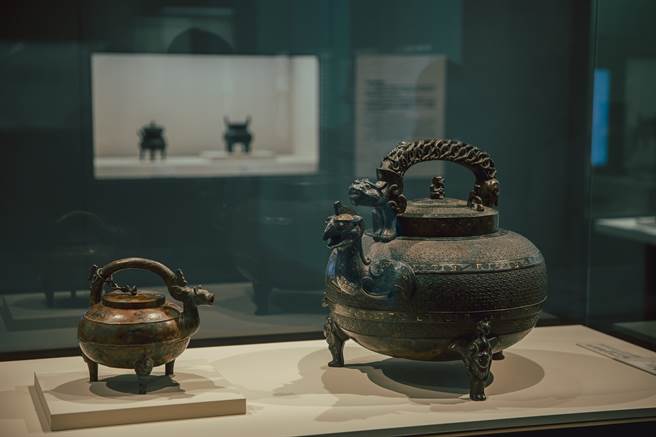 龐大的館藏包括書畫文獻、古物銅器，因此策展人需從中找出新觀點，並濃縮成有趣的企畫，才能將藏品重現於世人。（攝影／莊智淵）