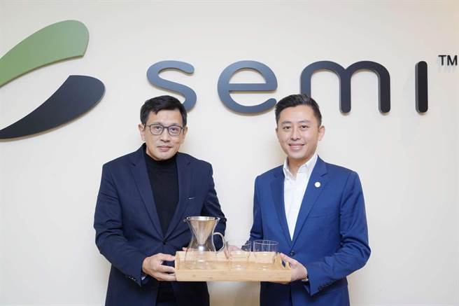 新竹市长林智坚（右）8日拜会国际半导体产业协会（SEMI）全球行销长暨台湾区总裁曹世纶。（新竹市政府提供／陈育贤新竹传真）