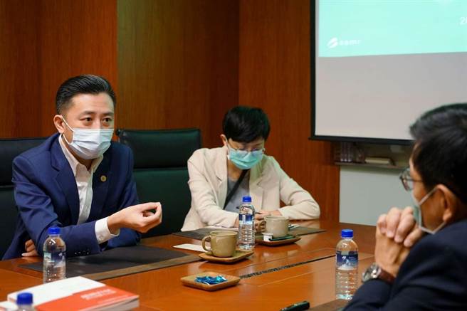 新竹市长林智坚（左）8日拜会国际半导体产业协会（SEMI）全球行销长暨台湾区总裁曹世纶。（新竹市政府提供／陈育贤新竹传真）