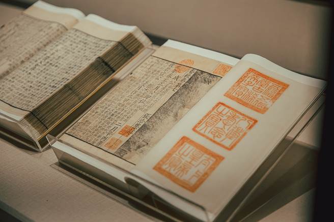 書畫文物展出的角度、燈光都需仔細拿捏與規畫，因此策展人不僅要相當了解文物，更需了解各種配置細節。（攝影／莊智淵）