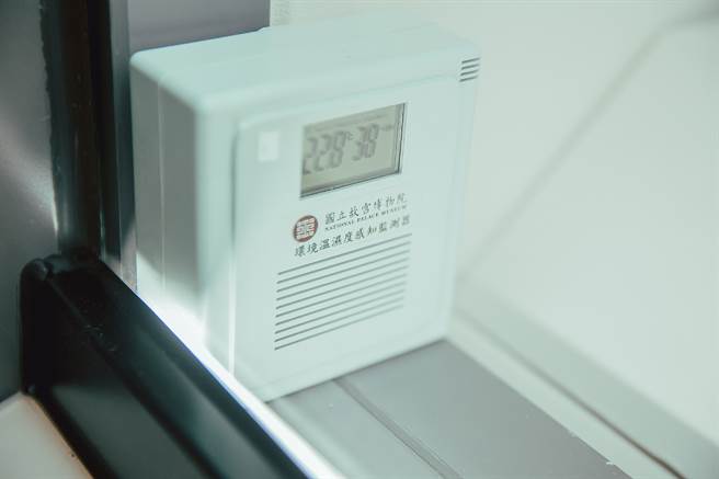 溼度是文物保存的重要關鍵，因此掌握展場乾溼度是展期間的重要工作。（攝影／莊智淵）