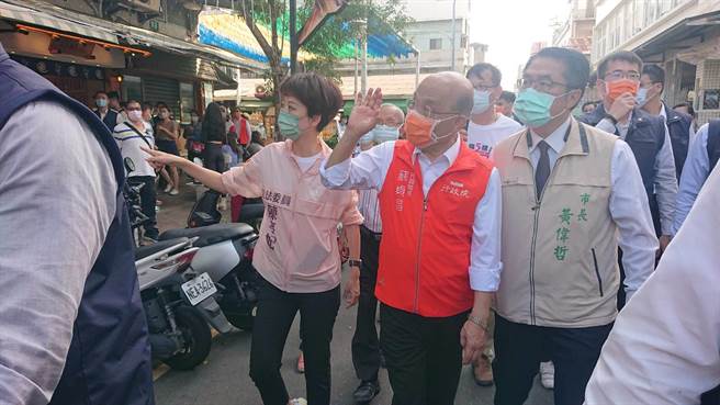 行政院长苏贞昌（橘背心者）视察西市场，并与商圈民眾打招呼，台南市长黄伟哲与立委陈亭妃陪同。（程炳璋摄）