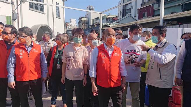 行政院长苏贞昌视察西市场重建情况。（程炳璋摄）