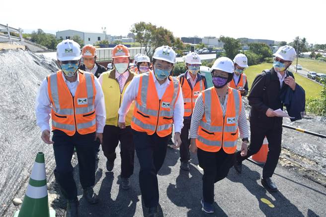 立法院交通委員會至彰化視察各項交通建設工程進度，高公局簡報指出國道一號中山高彰化路段拓寬工程，明年元旦將可完工通車。（謝瓊雲攝）