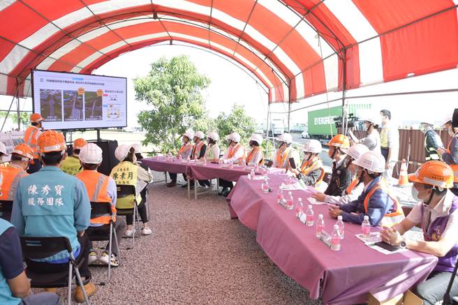 立法院交通委員會至彰化視察各項交通建設工程進度，高公局簡報指出國道一號中山高彰化路段拓寬工程，明年元旦將可完工通車。（謝瓊雲攝）