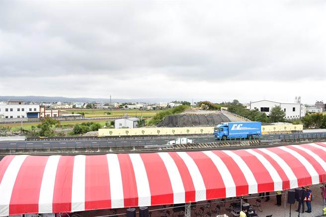 立法院交通委員會至彰化視察各項交通建設工程進度，高公局在秀水鄉跨越橋旁簡報，指出國道一號彰化段明年元旦將可完工通車，而三座跨越橋則將在明年7月前陸續完工。（謝瓊雲攝）