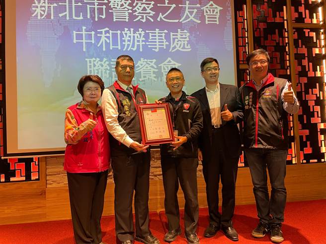 新北市警察之友会中和办事处主任张庆忠、中和警分局长李建广、顾问团团长张智伦、新北市议员陈锦锭今（8日）颁发顾问团副团长聘书给微星科技协理简文哲。（叶书宏摄）