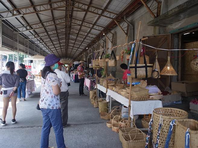 雲林縣北港糖廠倉庫群，打造「北港會社」文創市集。（張朝欣攝）