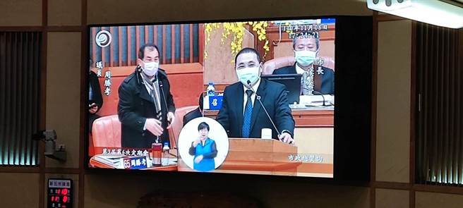 新北市議員周勝考在總質詢詢問如即期疫苗打不完，最後歸咎於新北浪費怎麼辦？新北市長侯友宜表示，即期的AZ不能全倒給新北。（陳慰慈攝）