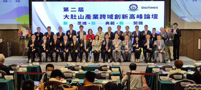 大肚山產業創新基金會與DIGITIMES今日（８）特別舉辦「第二屆大肚山產業跨域創新高峰論壇」，總統蔡英文、經濟部工業局局長呂正華、工研院院長劉文雄與各領域企業家共聚一堂，從不同角度跨界交流，探討台灣在當前局勢下的挑戰與機會。(圖/KYMCO提供)