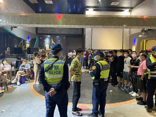 仁武警方7日临检一家音乐餐厅，没有发现违规行为。（翻摄照片／林瑞益高雄传真）