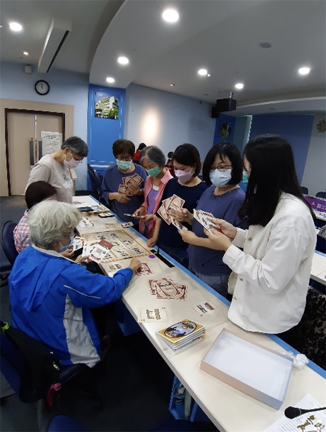 参与培训的乐龄伙伴实地试玩桌游教学。（鲁信成提供／柯宗纬高雄传真）