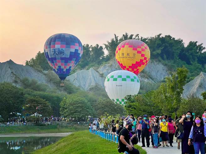 高市观光局推出为期近1个月的田寮月世界热气球繫留体验，7日完美落幕，狂吸逾10万人次朝圣。（高市观光局提供）