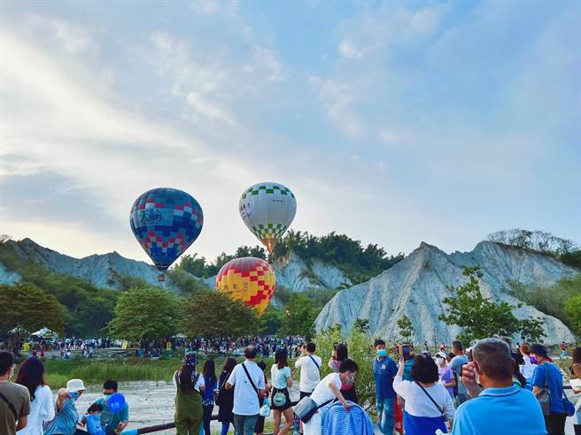 高市观光局推出为期近1个月的田寮月世界热气球繫留体验，7日完美落幕，狂吸逾10万人次朝圣。（高市观光局提供）