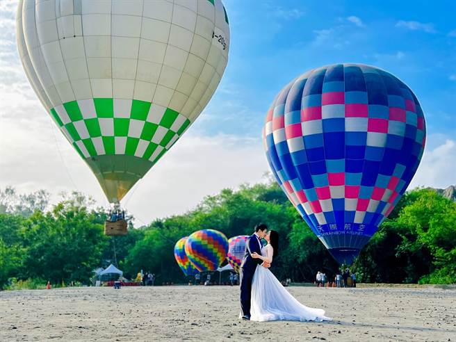 有结婚新人搭乘热气球拍摄婚纱美照，浪漫指数破表。（高市观光局提供）