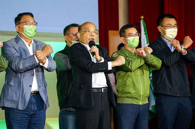 行政院长苏贞昌（左二）、农委会主委陈吉仲（左四）、立委陈欧珀（左一）、宜兰市长江聪渊（左三）等人今天出席公投说明会，眾人在台上比出4个不同意的手势，盼获得乡亲的认同。（李忠一摄）