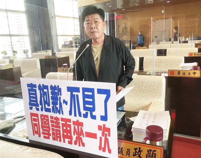 市议员陈政显8日炮打中央，建议中央正视此问题，全力维护学生权益。(陈世宗摄)