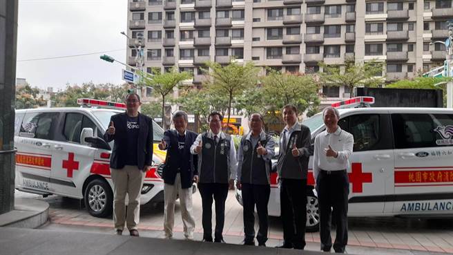 深耕台湾近50年的福特六和汽车，8日捐赠2辆号称「移动式N95口罩」的负压隔离舱救护车给桃园市政府消防局。(蔡依珍摄)