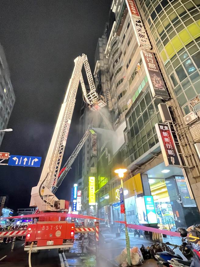 桃園市平鎮區復旦消防隊8日晚間在轄內通營帝國大樓進行夜間搶救演練。(消防局提供／呂筱蟬桃園傳真)