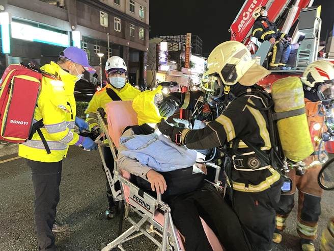 桃園市平鎮區復旦消防隊8日晚間在轄內通營帝國大樓進行夜間搶救演練。(消防局提供／呂筱蟬桃園傳真)